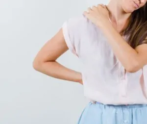 Pessoa precisando de remédio para dor muscular