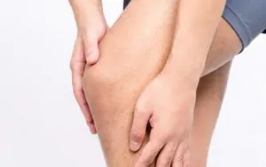 Pessoa precisando de remédio para dor no joelho