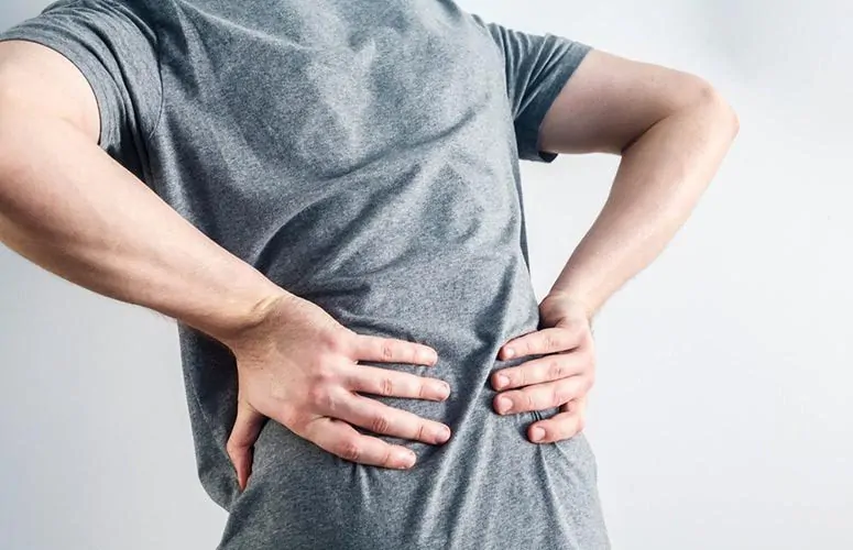 Pessoa com dor na lombar