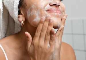 Pessoa fazendo limpeza no rosto