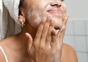 Pessoa fazendo limpeza no rosto