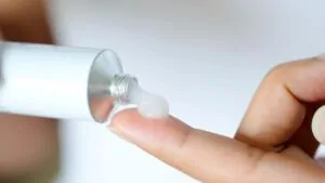 Pessoa passando remédio para afta