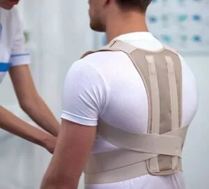 Homem usando um corretor postural