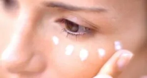 Mulher passando creme