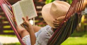 Pessoa lendo frases de bem estar