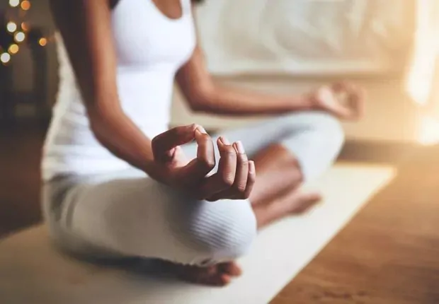 Pessoa meditando