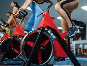 Mulheres se exercitando em grupo