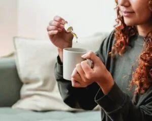 Pessoa bebendo um calmante natural