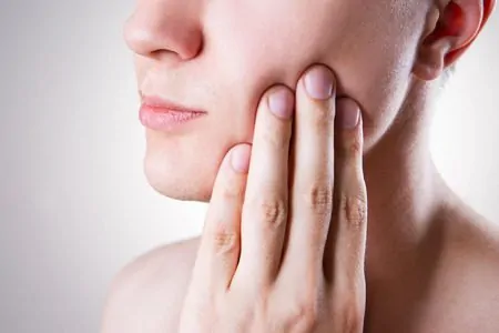 Pessoa precisando de remédio caseiro para dor de dente