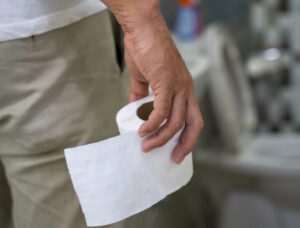 Pessoa precisando de remédio caseiro para cortar diarreia