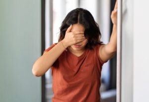 Pessoa precisando de remédio caseiro para labirintite