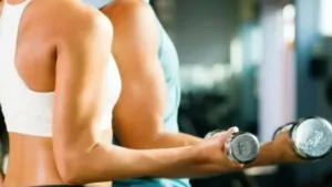 imagem com duas pessoas realizando treino para antebraço