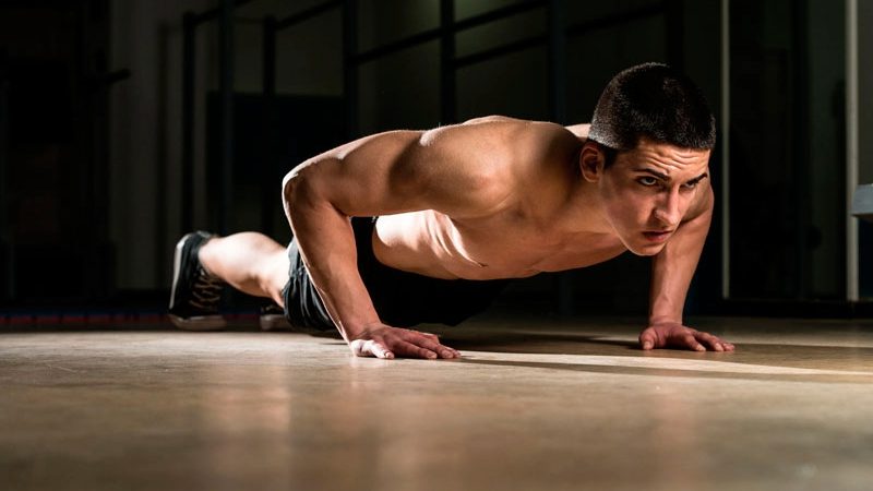 homem fazendo exercício flexão de tríceps
