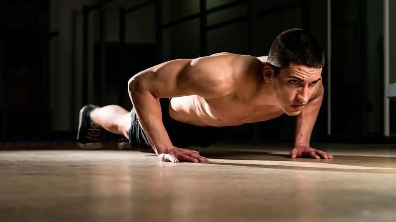 homem fazendo exercício flexão de tríceps