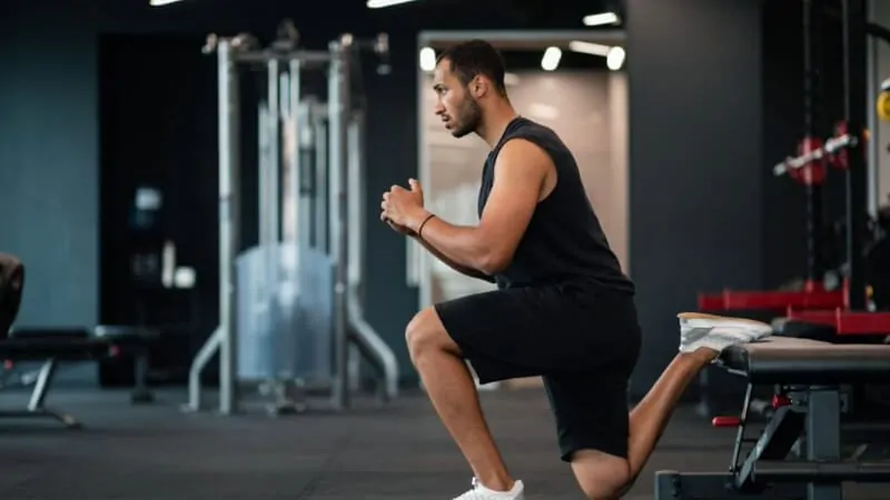 homem realizando exercício agachamento búlgaro