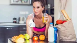 mulher preparando pós-treino para emagrecer