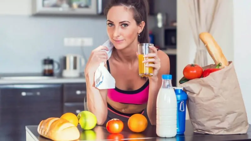 mulher preparando pós-treino para emagrecer