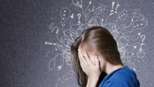 imagem de uma mulher tendo crise de ansiedade