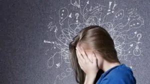 imagem de uma mulher tendo crise de ansiedade