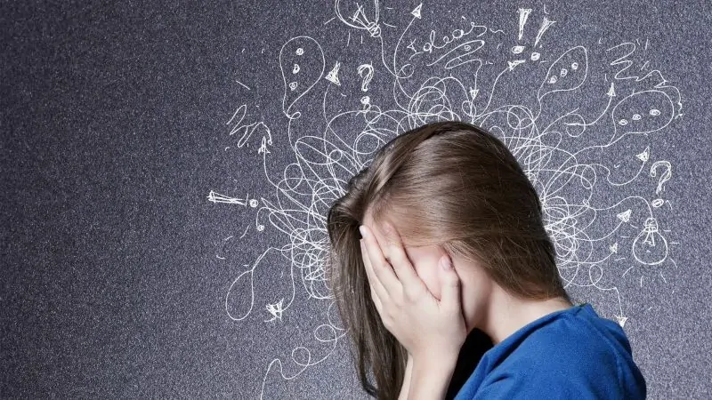 imagem de uma mulher tendo crise de ansiedade