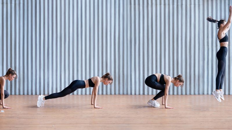 mulher fazendo treino em casa exercício burpee