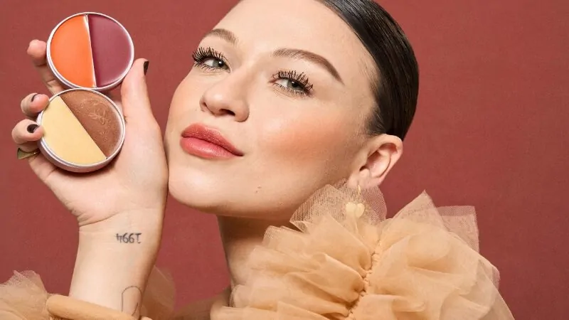 imagem com uma mulher utilizando a maquiagem orgânica da care