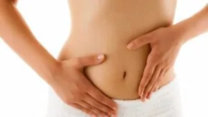 mulher com as mãos na barriga