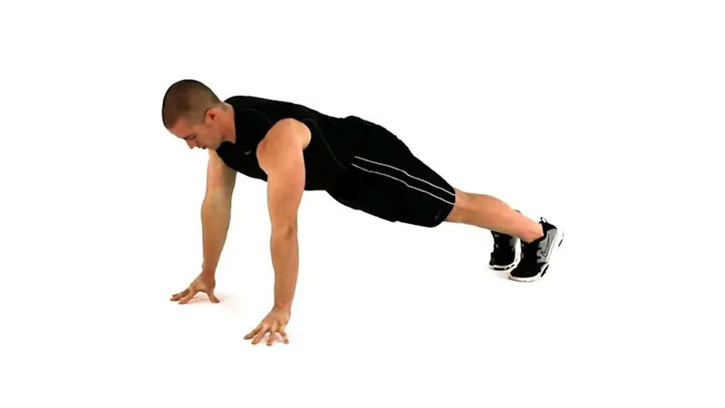 homem realizando o exercício flexão na ponta dos dedos