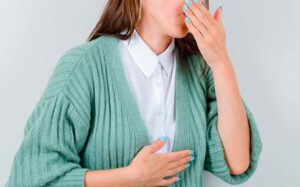 Pessoa precisando de remédio caseiro para refluxo