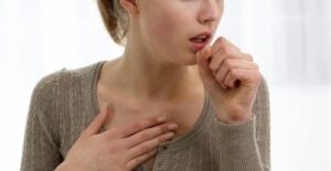 Pessoa com tosse alérgica