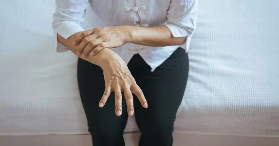 Pessoa com tremor muscular involuntário