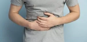 Pessoa com barriga tremendo