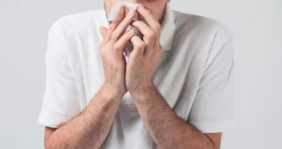 Pessoa com alergia respiratória