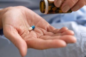 Uma pessoa segurando Loratadina para que serve