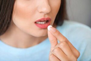 Pessoa tomando remédio