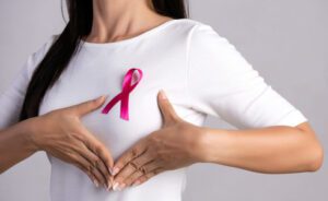 Mulher na campanha de outubro rosa contra o câncer de mama