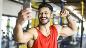 imagem com um homem tirando foto na academia