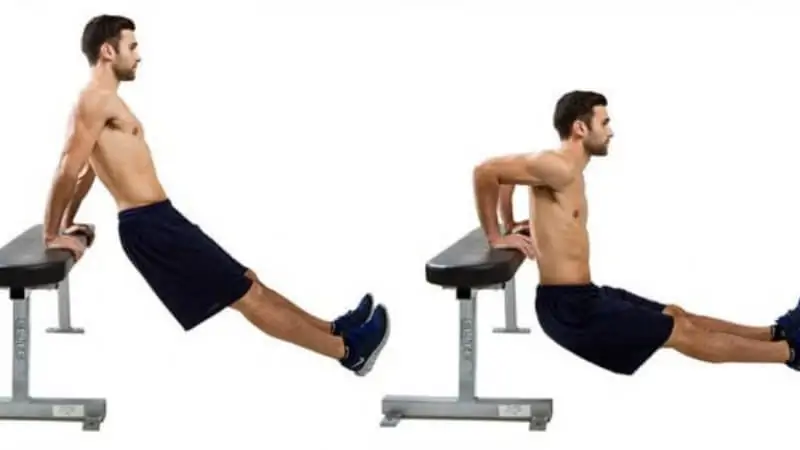 imagem com um homem praticando exercício mergulho no banco para treino de ombros