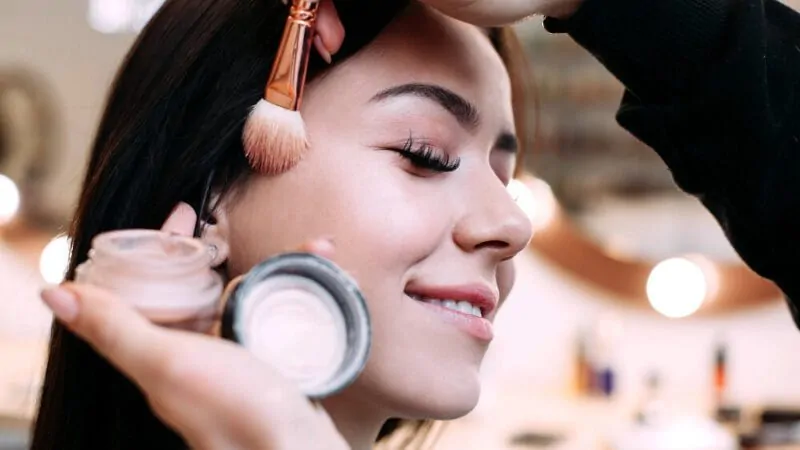 imagem com uma mulher utilizando a maquiagem orgânica da simple organic