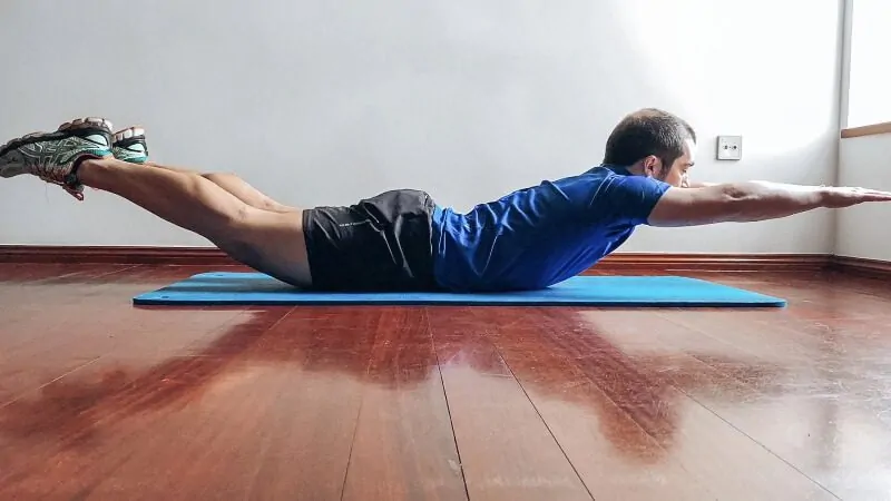imagem de um homem praticando o exercício Superman para perder barriga