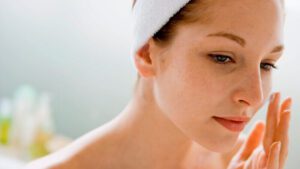 imagem de uma mulher com o rosto higienizado