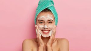 imagem com uma mulher limpando o rosto