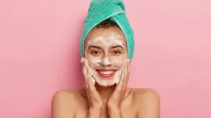 imagem com uma mulher limpando o rosto