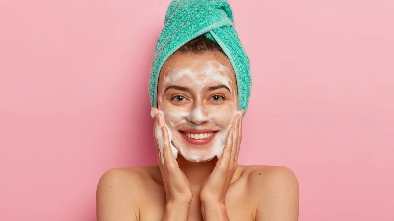 imagem com uma mulher limpando o rosto
