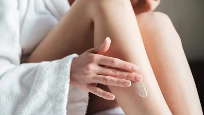 imagem de uma mulher utilizando o creme hidratante para o corpo