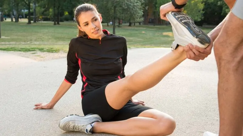imagem de uma mulher se alongando