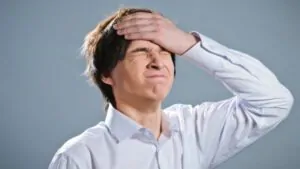 imagem com um homem com a mão na cabeça tentando se lembrar de algo