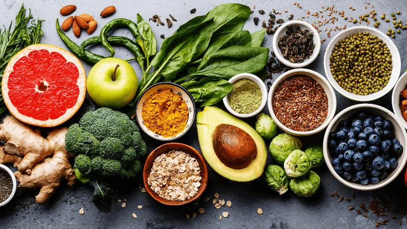 imagem com os alimentos para incluir na dieta para desinflamar o corpo