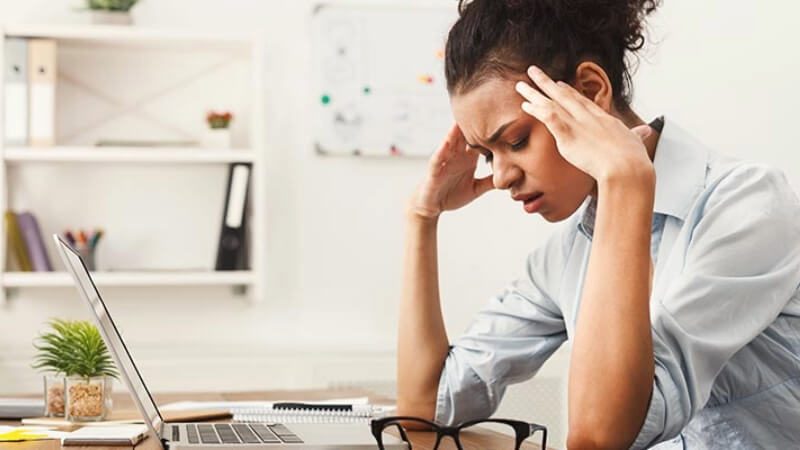 imagem de uma mulher tentando evitar o estresse no trabalho