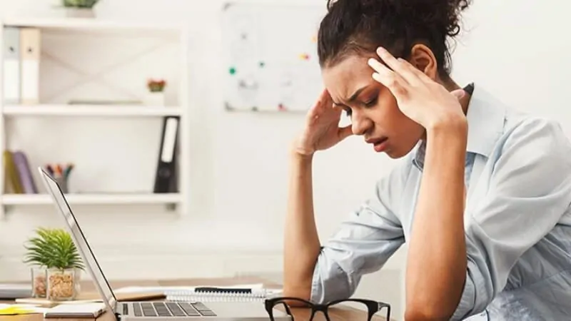 imagem de uma mulher tentando evitar o estresse no trabalho